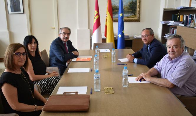 Ruiz Molina agradece al Colegio de Economistas de Albacete su disposición a colaborar con el Gobierno regional