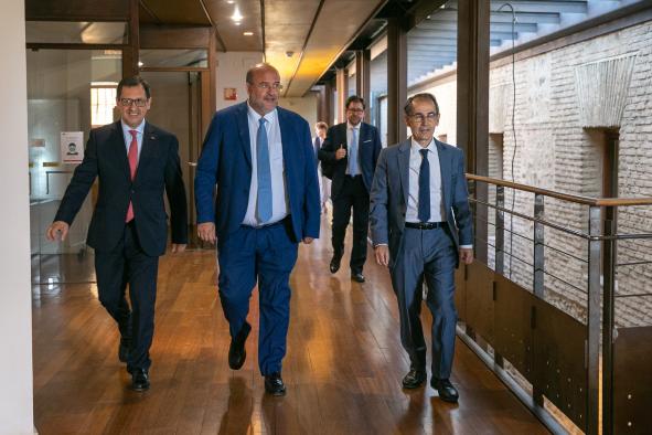 El vicepresidente regional firma con el rector de la UCLM el convenio de colaboración entre administraciones para la creación de la Cátedra ‘Gobierno abierto’