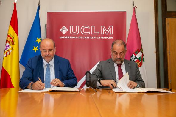 El vicepresidente regional firma con el rector de la UCLM el convenio de colaboración entre administraciones para la creación de la Cátedra ‘Gobierno abierto’