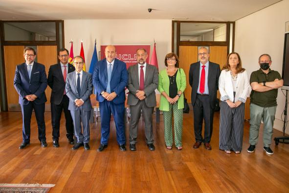 El vicepresidente regional firma con el rector de la UCLM el convenio de colaboración entre administraciones para la creación de la Cátedra ‘Gobierno abierto’