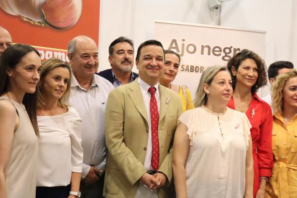 El consejero de Agricultura, Agua y Desarrollo Rural, Francisco Martínez Arroyo, inaugura la XLVIII Feria Internacional del Ajo de Las Pedroñeras, que retoma su presencialidad tras dos años suspendida debido a la Covid-19.