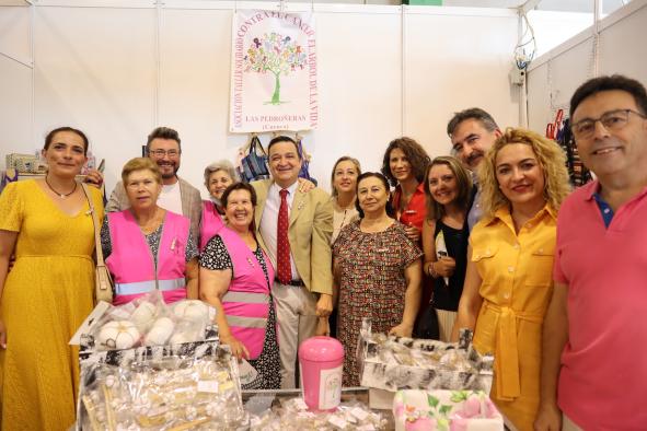 El consejero de Agricultura, Agua y Desarrollo Rural, Francisco Martínez Arroyo, inaugura la XLVIII Feria Internacional del Ajo de Las Pedroñeras, que retoma su presencialidad tras dos años suspendida debido a la Covid-19.