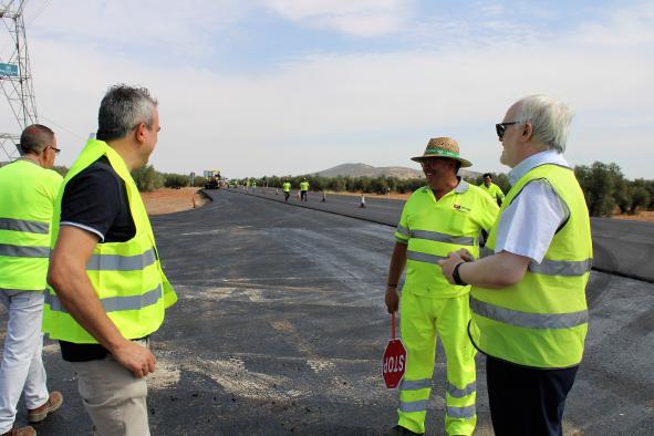 El Gobierno regional ha destinado cerca de 32 millones de euros esta legislatura a la mejora y mantenimiento de sus carreteras en la provincia 