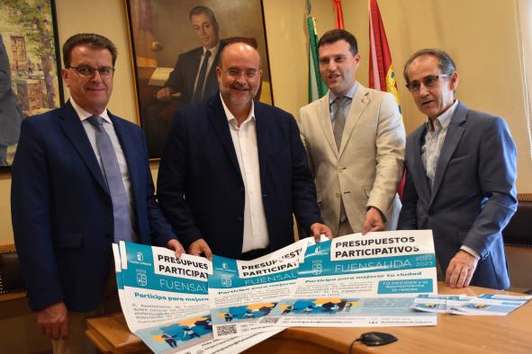 El vicepresidente de Castilla-La Mancha, José Luis Martínez Guijarro, firma el convenio con el Ayuntamiento de Fuensalida para la implantación de los presupuestos participativos para 2023 