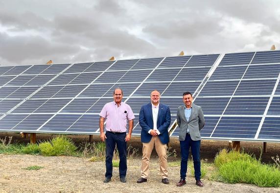 El delegado de la Consejería de Desarrollo Sostenible visita el proyecto pionero de autoconsumo colectivo de Ballesteros de Calatrava