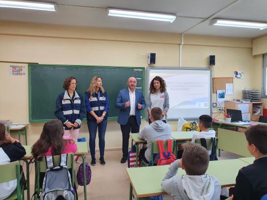 El Servicio 1-1-2 visita el colegio público ‘Constitución española’ de Madrigueras, para enseñar el uso del teléfono de emergencias