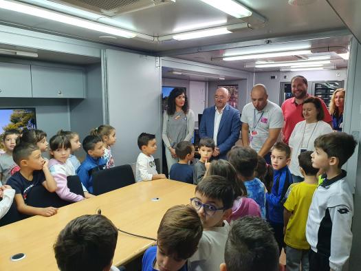El Servicio 1-1-2 visita el colegio público ‘Constitución española’ de Madrigueras, para enseñar el uso del teléfono de emergencias