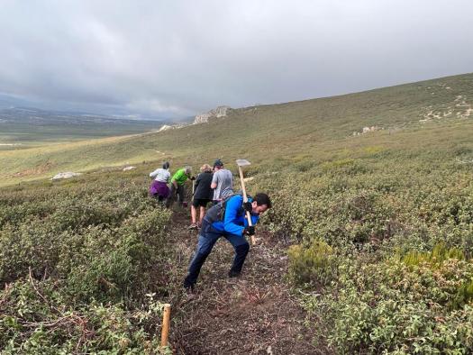 Escudero participa en las tareas de recuperación del tradicional sendero que une Bustares y Pradena de Atienza en el Parque Natural de la Sierra Norte