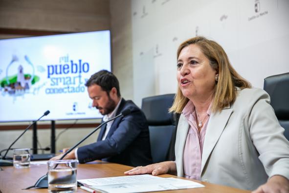 La consejera de Educación, Cultura y Deportes, Rosa Ana Rodríguez, y el consejero de Desarrollo Sostenible, José Luis Escudero, presentan, en rueda de prensa, el programa ‘Mi pueblo Smart y conectado’.