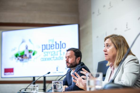 La consejera de Educación, Cultura y Deportes, Rosa Ana Rodríguez, y el consejero de Desarrollo Sostenible, José Luis Escudero, presentan, en rueda de prensa, el programa ‘Mi pueblo Smart y conectado’.