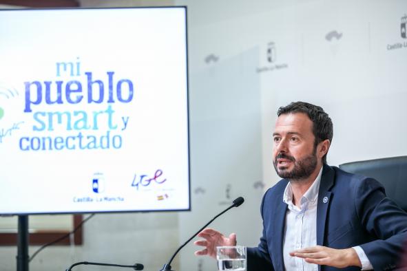 La consejera de Educación, Cultura y Deportes, Rosa Ana Rodríguez, y el consejero de Desarrollo Sostenible, José Luis Escudero, presentan, en rueda de prensa, el programa ‘Mi pueblo Smart y conectado’.