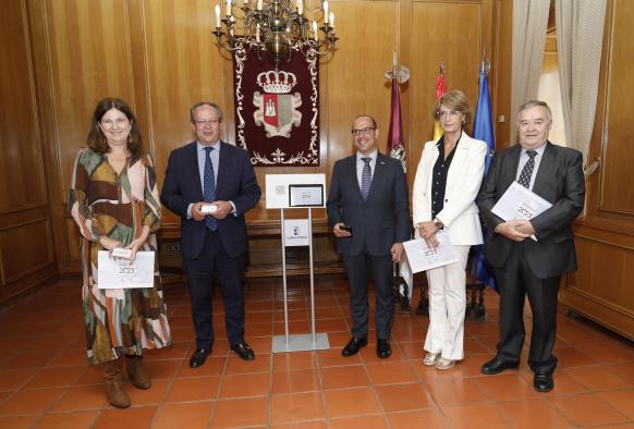 El consejero de Hacienda y Administraciones Públicas, Juan Alfonso Ruiz Molina, entrega al presidente de las Cortes regionales, Pablo Bellido, el proyecto de Ley de Presupuestos Generales de Castilla-La Mancha