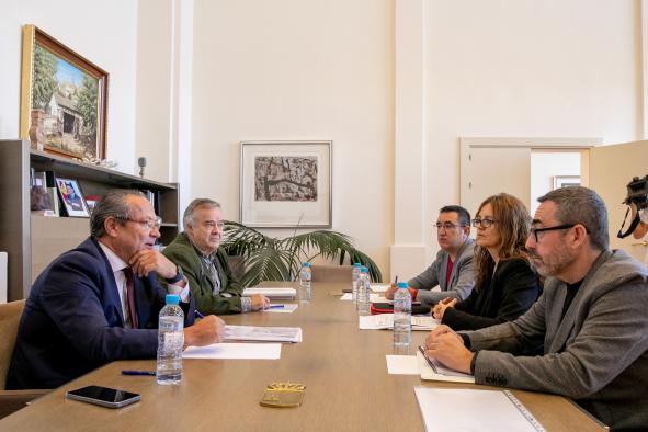 Reunión del consejero de Hacienda y Administraciones Públicas, Juan Alfonso Ruiz Molina, con el secretario general de CCOO Castilla-La Mancha, Paco de la Rosa, para informarle del proyecto de Ley de Presupuestos Generales de Castilla-La Mancha para 2023