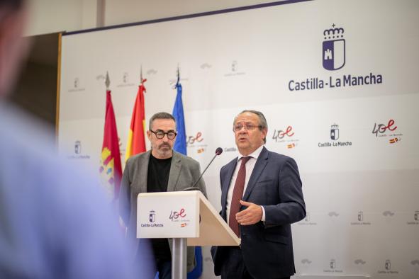 Reunión del consejero de Hacienda y Administraciones Públicas, Juan Alfonso Ruiz Molina, con el secretario general de CCOO Castilla-La Mancha, Paco de la Rosa, para informarle del proyecto de Ley de Presupuestos Generales de Castilla-La Mancha para 2023