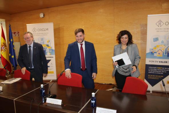 El consejero de Fomento, Nacho Hernando, inaugura la sesión informativa sobre las ayudas a la rehabilitación de edificios en Albacete