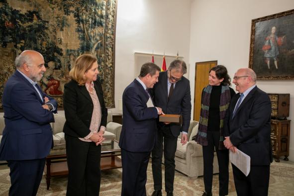 El presidente de Castilla-La Mancha, recibe al ministro de Universidades del Gobierno de España
