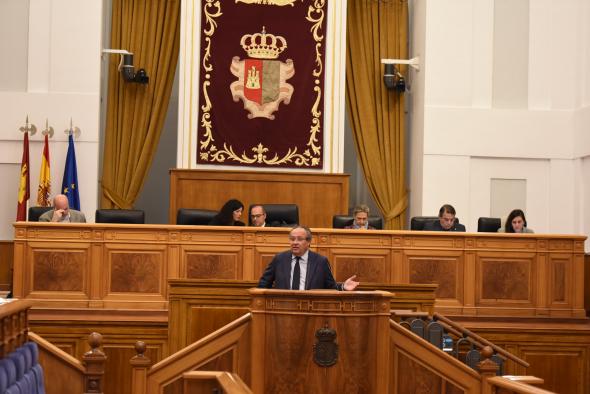 El consejero de Hacienda y Administraciones Públicas, Juan Alfonso Ruiz Molina, comparece en el Pleno de las Cortes regionales