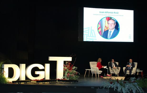 Ruiz Molina destaca ante los empresarios de Herencia los 210 millones  de euros que el Gobierno regional destina a la transformación digital