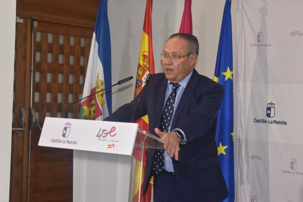 El consejero de Hacienda y Administraciones Públicas, Juan Alfonso Ruiz Molina, recibe el premio ‘Red Hat Digital Leaders Awards 2022’.