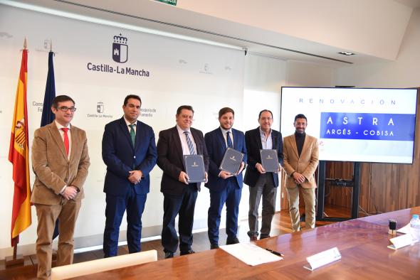 El consejero de Fomento, Nacho Hernando, firma, junto con los alcaldes de Argés y Cobisa, Jesús Guerrero y Félix Ortega, respectivamente, la renovación del convenio ASTRA de estas localidades.