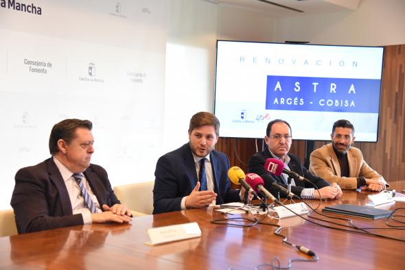 El consejero de Fomento, Nacho Hernando, firma, junto con los alcaldes de Argés y Cobisa, Jesús Guerrero y Félix Ortega, respectivamente, la renovación del convenio ASTRA de estas localidades.