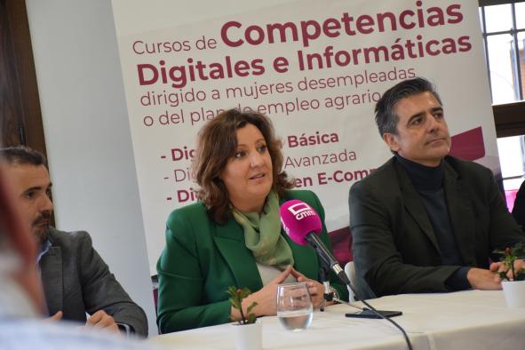 La consejera de Economía, Empresas y Empleo, Patricia Franco, inaugura el curso de capacitación digital de mujeres en el ámbito rural de Tembleque