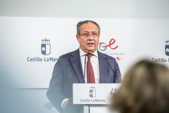 El consejero de Hacienda y Administraciones Públicas, Juan Alfonso Ruiz Molina, comparece en rueda de prensa, en el Palacio de Fuensalida, para informar sobre los acuerdos del Consejo de Gobierno (Oferta Empleo Público)