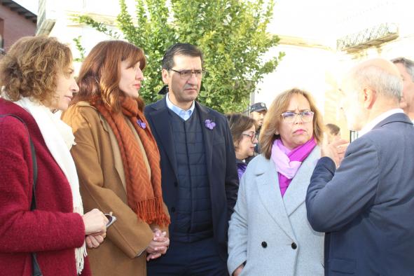 La consejera de Igualdad y portavoz del Gobierno regional, Blanca Fernández, asiste al minuto de silencio convocado por el Ayuntamiento de Piedrabuena