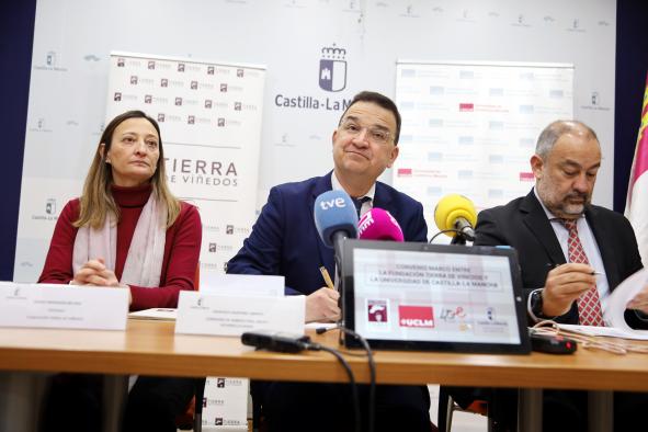 El consejero de Agricultura, Agua y Desarrollo Rural, Francisco Martínez Arroyo, firma un convenio en materia de vino con el rector de la Universidad de Castilla-La Mancha