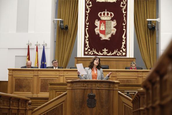 La consejera de Igualdad y portavoz del Gobierno regional, Blanca Fernández, interviene en el debate general relativo a la mujer en Castilla-La Mancha, en el Pleno de las Cortes regionales