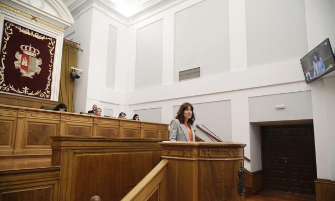 La consejera de Igualdad y portavoz del Gobierno regional, Blanca Fernández, interviene en el debate general relativo a la mujer en Castilla-La Mancha, en el Pleno de las Cortes regionales