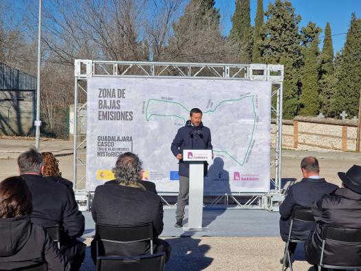 El consejero de Desarrollo Sostenible, José Luis Escudero, asiste al acto de colocación de la primera piedra del parking disuasorio y presentación de la Zona de Bajas Emisiones de Guadalajara