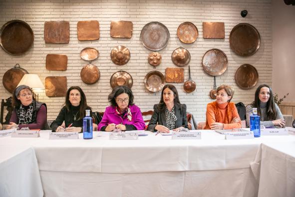 La directora del Instituto de la Mujer, Pilar Callado, preside la reunión del Consejo Regional de las Mujeres