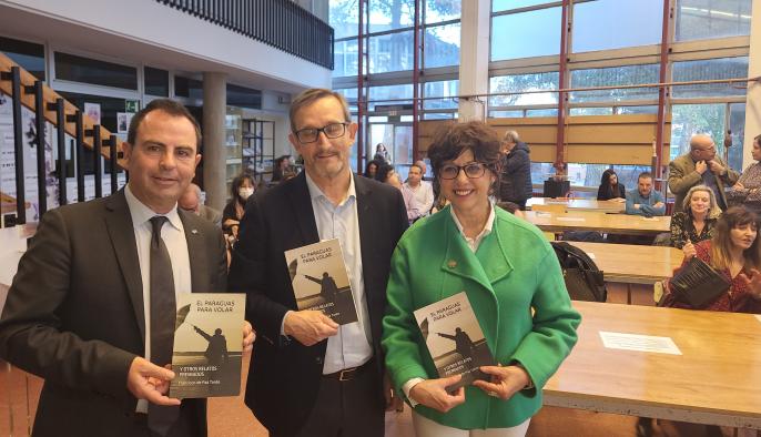 Gutiérrez subraya “la vocación docente y formación humanística” que refleja el libro `Paraguas para volar¨, la última obra de Francisco de Paz