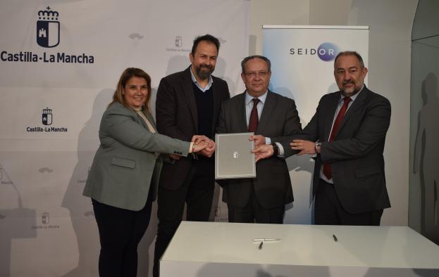 El consejero de Hacienda y Administraciones Públicas, Juan Alfonso Ruiz Molina, firma el convenio de colaboración entre la Junta de Comunidades, la Universidad de Castilla-La Mancha y Seidor