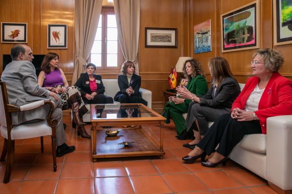 El Gobierno regional ensalza la valentía y la necesidad de los testimonios de las mujeres que han participado en el acto institucional de las Cortes
