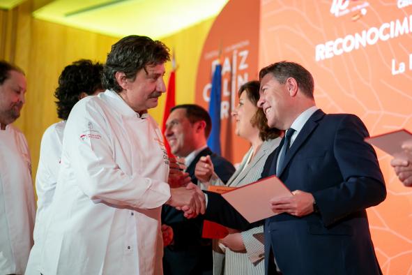 El presidente regional, Emiliano García-Page, entrega las chaquetillas y placas a los embajadores de Raíz Culinaria
