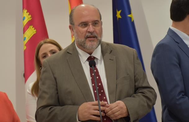 El vicepresidente del Gobierno de Castilla-La Mancha, José Luis Martínez Guijarro, firma el protocolo entre el Gobierno regional y la Diputación Provincial de Ciudad Real para conformar una Agenda Común en la lucha contra la despoblación.