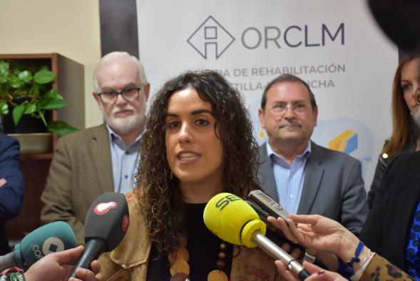 La directora general de vivienda, Inés Sandoval, asiste a la puesta en marcha de la oficina de rehabilitación de Puertollano