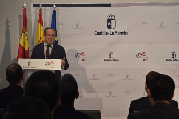 El consejero de Hacienda y Administraciones Públicas, Juan Alfonso Ruiz Molina, firma el acuerdo de colaboración entre la Junta de Comunidades de Castilla-La Mancha, Adobe e Hiberus