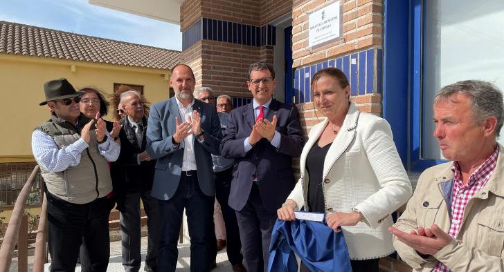 El Gobierno regional asegura que “con esta nueva biblioteca, Cebolla culmina una semana de buenas noticias y mira el futuro con tranquilidad y optimismo”