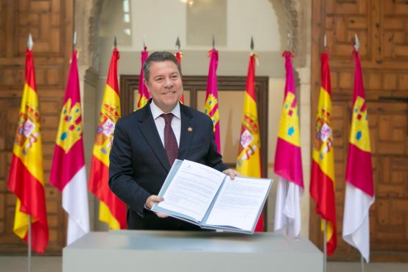 Firma del Decreto de elecciones a las Cortes de Castilla-La Mancha