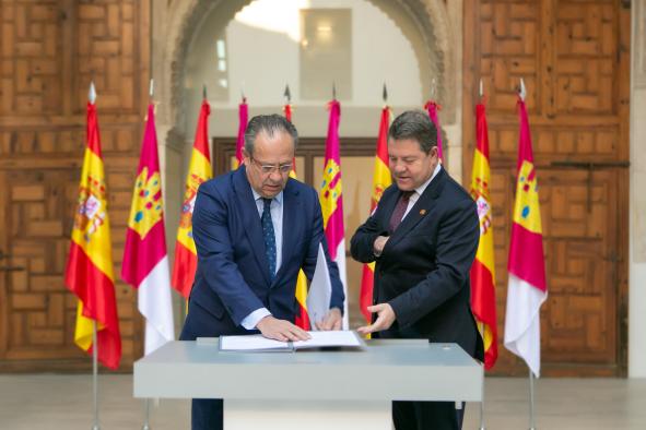 Firma del Decreto de elecciones a las Cortes de Castilla-La Mancha