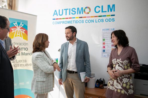 El consejero de Desarrollo Sostenible, José Luis Escudero, visita la Federación de Autismo de Castilla-La Mancha.