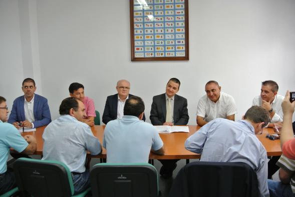 El consejero de Agricultura, Medio Ambiente y Desarrollo Rural en su reunión en Villamalea con organizaciones agrarias y cooperativas