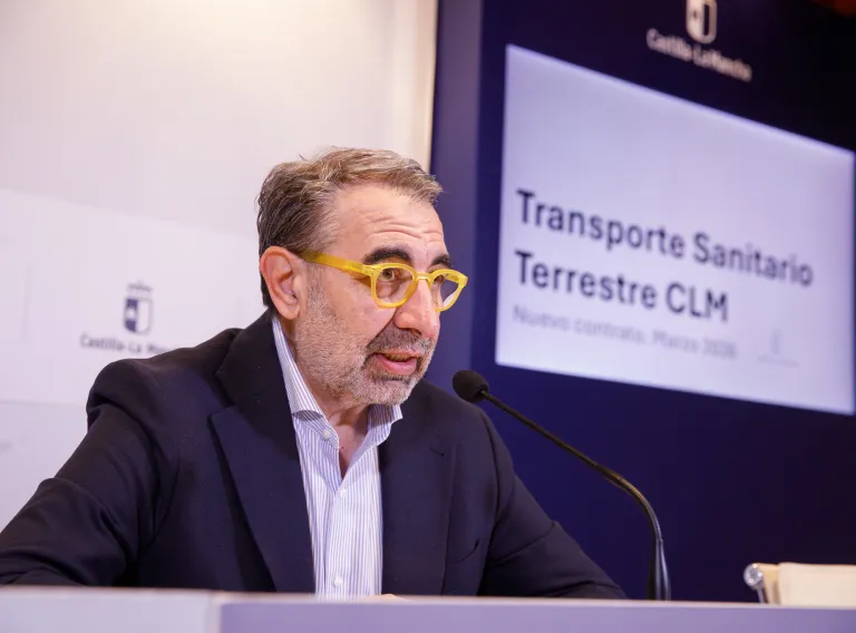 El consejero de Sanidad, Jesús Fernández Sanz, y el director de la Gerencia de Urgencias, Emergencias y Transporte Sanitario, Alberto López Ballesteros, presentan el nuevo contrato del transporte sanitario terrestre
