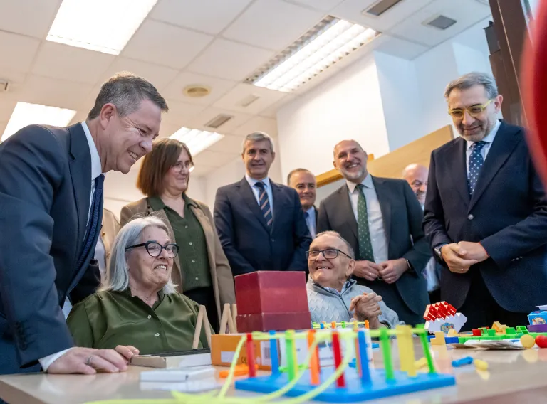 El presidente de Castilla-La Mancha, Emiliano García-Page en el encuentro con representantes de la Asociación Daño Cerebral Castilla-La Mancha en Talavera de la Reina, junto con el Consejero de Sanidad, Jesús Fernández Sanz