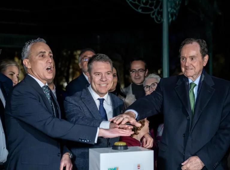 El presidente de Castilla-La Mancha, Emiliano García-Page, anuncia la construcción de un nuevo conservatorio de música en Puertollano. Lo hace  tras presidir en el acto de encendido de la nueva iluminación artística de la Fuente Agria