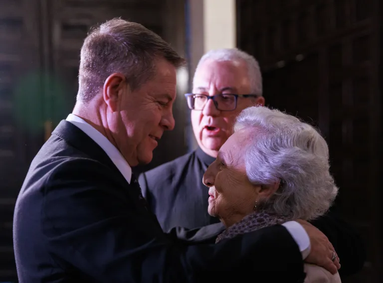 El presidente de Castilla-La Mancha, Emiliano García-Page, participa, en Toledo, en la procesión del Santo Entierro que sale de la Parroquia Mozárabe de las Santas Justa y Rufina.