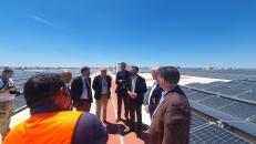 El consejero de Desarrollo Sostenible, José Luis Escudero, visita la nueva instalación de placas fotovoltaicas de la empresa Amazon